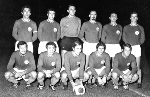 le PSG 1970-1971, avec un seul changement par rapport à l'équipe victorieuse face au Red Star. Debout : Djorkaeff, Guicci, Choquier, Fitte Duval, Destrumelle, Mitoraj. Assis : Bras, Lukic, Prost, Guignedoux, Rémond.